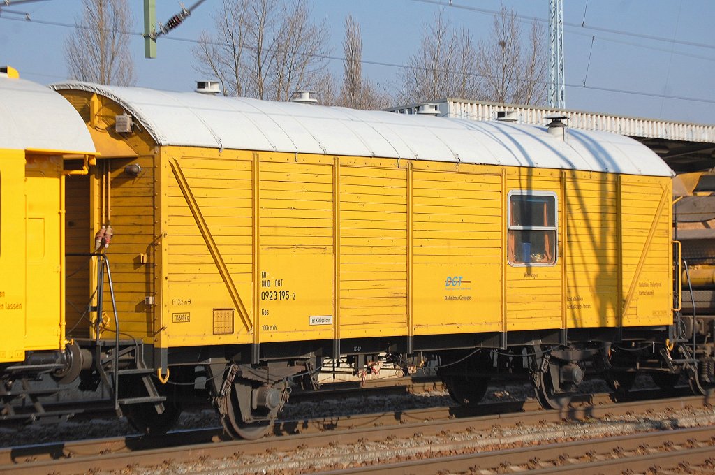 Ein weiterer Bahndienstwagen als Wohnwagen im Einsatz, im Gleisbauzug der DB Bahnbau Gruppe eingestellt mit der Nr. 60 80 D-DGT 0923 195-2 Gos Bf K�nigsborn, 22.02.11 Bhf. Flughafen Berlin-Sch�nefeld.