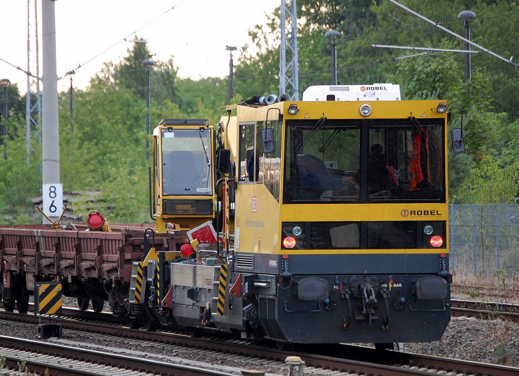 Ein weiterer h�ufig bei der DB Netz Instandsetzung u.a. Firmen eingesetzter SKL sind die bei der Fa. R�BEL produzierten BAMOWAG 54.22  mit einem Hydraulikbaggeraufsatz, hier einer am Ende eines Bauzuges gezogen vom selben Fahrzeugtypen am 28.07.10 Berlin-Blankenburg.