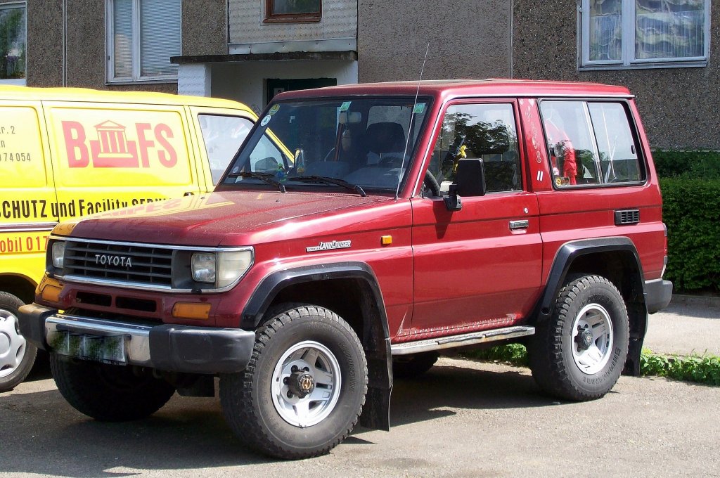 Ein weiterer Klassiker im Bereich Gel�ndewagen ist der TOYOTA LAND CRUISER, 26.04.09 Berlin-Pankow. 