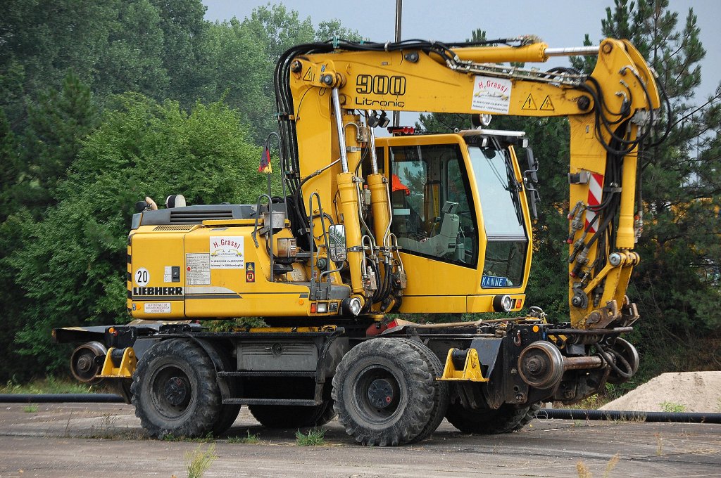 Ein weiterer LIEBHERR 900 Litronic Zweiwegenbagger der Fa. H. Grassl (Gleisbau) auf einem Bhansteig im Bhf. Flughafen Berlin-Sch�nefeld, 09.08.10