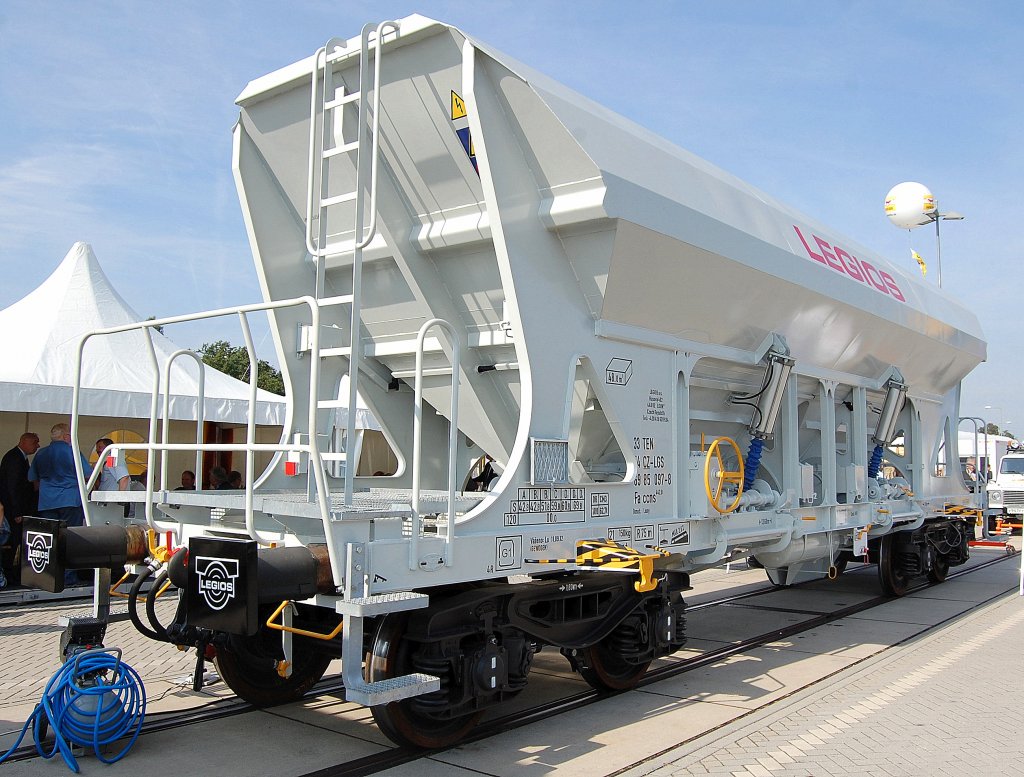 Ein weiterer Sch�ttgutwagen vom Bahnlogistiker LEGIOS aus Tschechien, anscheinend mit einem hydraulischen System zur Regulierung der Sch�ttgutmenge beim Entladen, der Wagen tr�gt die Nr. 33 TEN 54 CZ-LGS 69 85 097-8 Fa ccns 442.0, 18.09.12 Inno Trans Berlin.