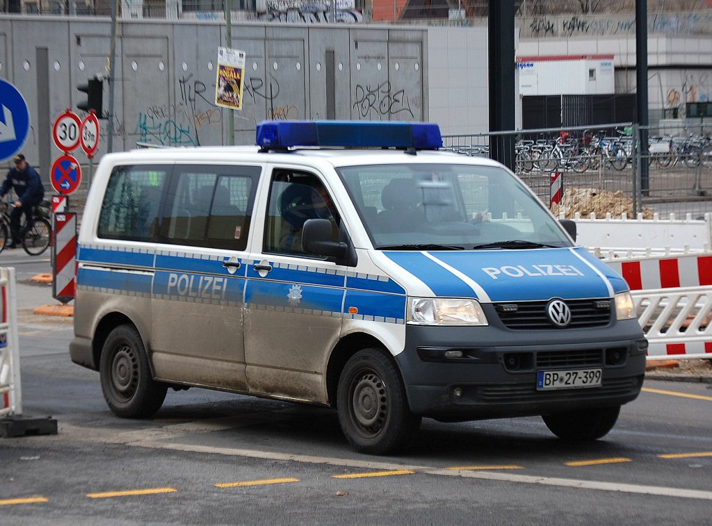 Ein weiterer VW T4 Multivan der Bundespolizei, deren Fahrzeugflotte inzwischen fast vollst�ndig blau ist, 26.02.10 Berlion-Pankow.