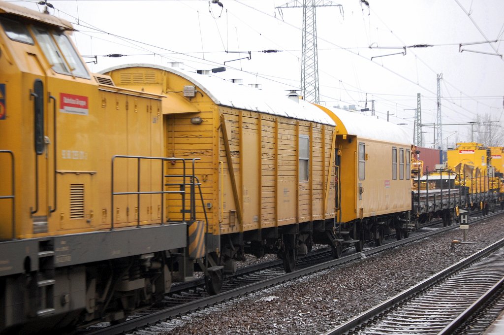 Ein weiterer Werkzeug- und Ger�tewagen der DGT (DB Bahnbau Gruppe) gezogen von 293 007-1  Lok 1  am 16.01.12 Bhf. Flughafen Berlin-Sch�nfeld. 