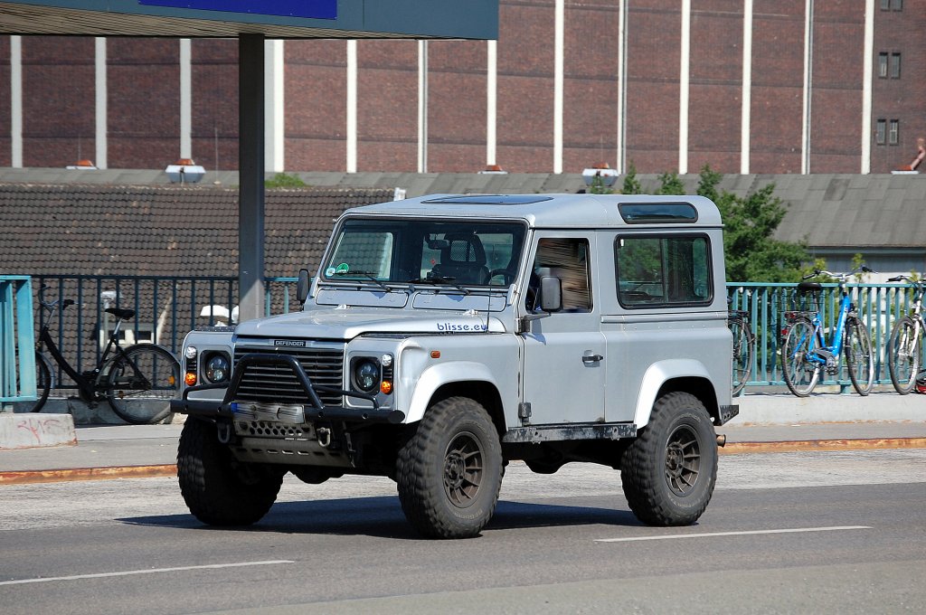 Ein wuchtiger silberner LAND ROVER DEFENDER, 17.06.13 Berlin-Putlitzbr�cke.
