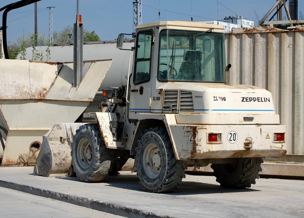 Ein ZEPPELIN ZL100, 27.04.10 Zementwerk Berlin Greifswalder Str. 