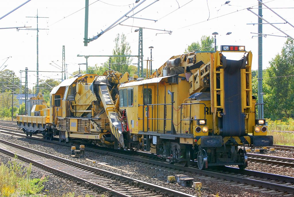 Ein Zug Bahndienstfahrzeuge der Fa. JumboTec mit der Schotterreinigungsmaschine Plasser & Theurer RM 80-92  K�NIGIN  + Begleitwagen mit Arbeitsger�t und Hydraulikbaggeraufsatz bei der Durchfahrt im Bhf. Flughafen Berlin-Sch�nefeld. 