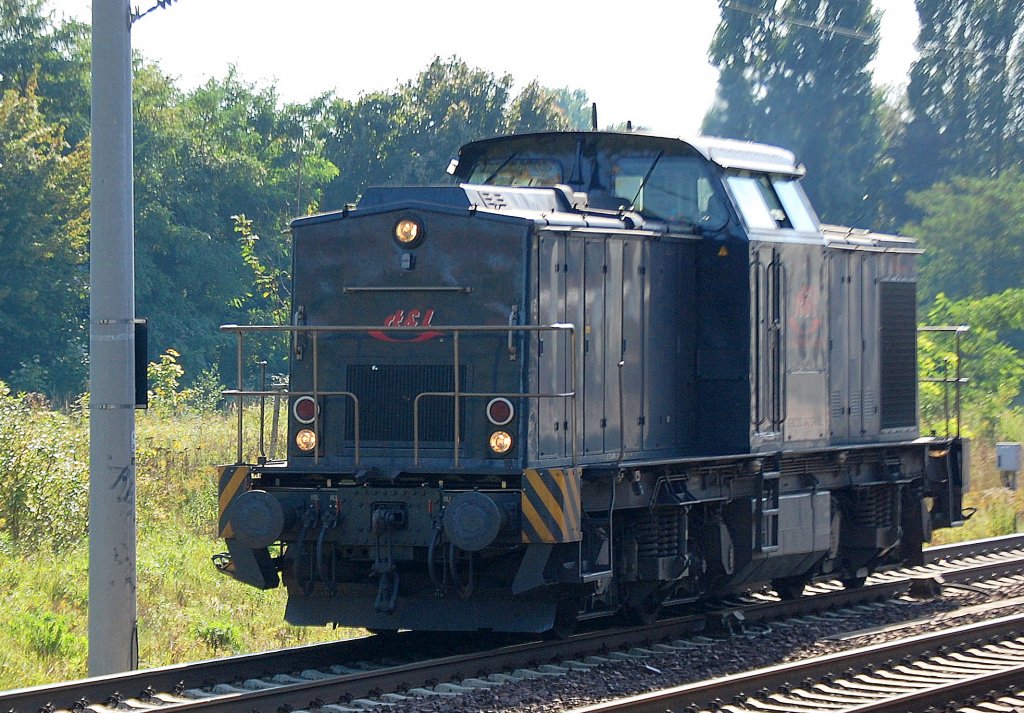 Ein von den zwei bei der Fa. rt&l verbiebenen 203�r, entweder  Franz  203 148-2 bzw.  Felix  203 152-4 auf Leerfahrtr Richtung Berlin Blankenburg, 23.09.10 Berlin-Pankow.
