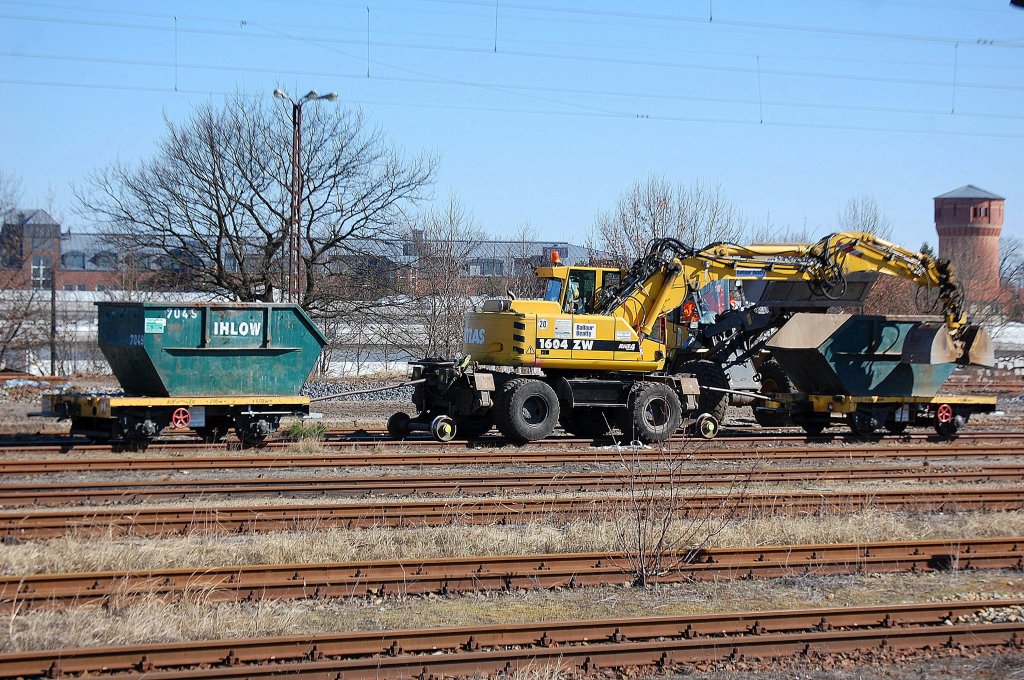 Ein Zweiwegebagger ATLAS 1604 ZW AWE4 der Fa. Balfour Beatty mit zwei H�ngern mit Absetzcontainern f�r den Schottertransport, 19.03.11 Oranienburg. 