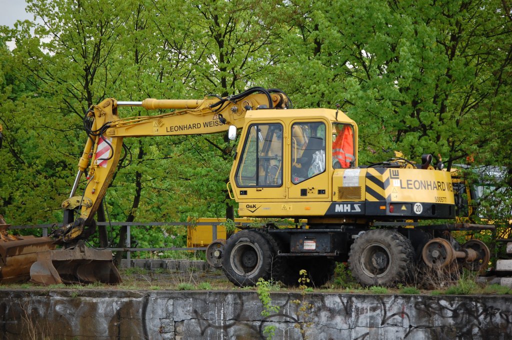 Ein Zweiwegebagger O&K MH5 der Gleisbaufirma LEONHARD WEISS an einer Bahnrampe in Berlin-Blankenburg im Sommer 2008.  