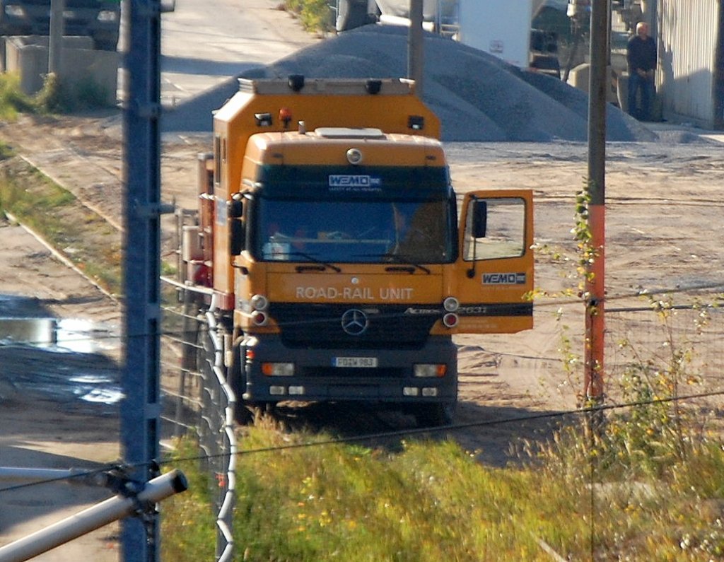 Ein Zweiwegefahrzeug der Fa. WEMO-tec, ein MB ACTROS 2631 als schienenf�higes Br�ckenuntersichtger�t am 20.10.08 bei Bauarbeiten an der Putlitzbr�cke Berlin-Moabit. 