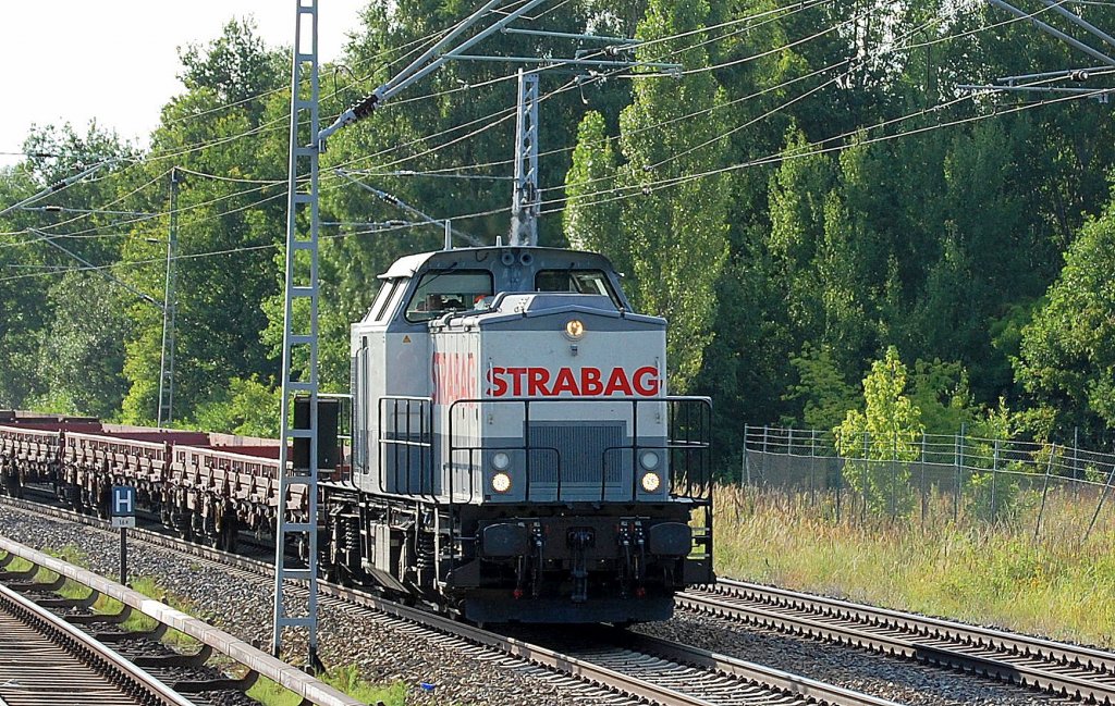 Eine von den beiden STRABAG RAIL Loks der BR 203 mit einigen Drehgestell-Flachwagen mit Betonschwellen aus Richtung Oranienburg kommend Richtung Karower Kreuz Berlin, 18.07.13 M�hlenbeck/M�nchm�hle bei Berlin.