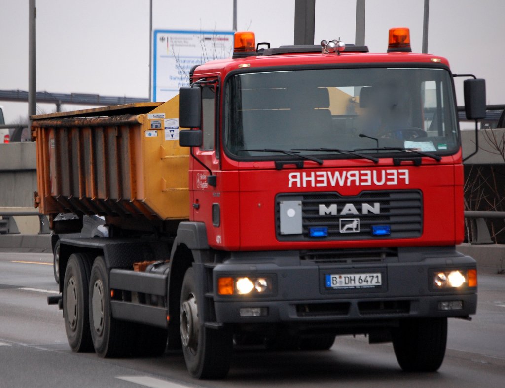 Eine Besonderheit ist dises Spezialfahrzeug, ein MAN Abrollkipper als Berge LKW der Berliner Flughafenfeuerwehr der Berliner Flughafenbetriebe, 05.02.09 Berliner Stadtautobahn H�he Spandauer Damm Br�cke.