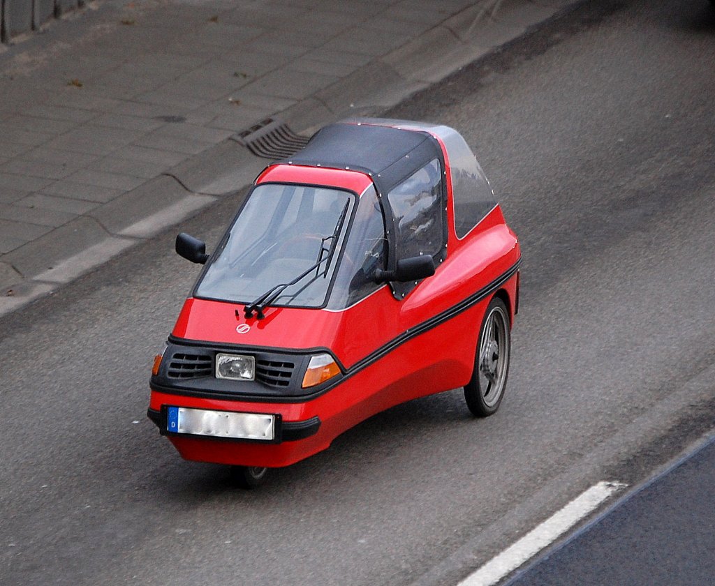 Eine Besonderheit unter den Elektromobil-Fahrzeugen ist das dreir�drige Leichteletromobil Twike vom Hersteller Fine Mobile, in verschiedenen Versionen bereits seit 1996 auf dem Markt und eines der h�ufigsten Mobile mit dieser Antriebsart, 13.11.09 Berliner Stadtautobahn H�he Knobelsdorffstr. 