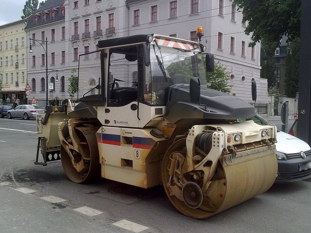 Eine BOMAG BW 174 AP Tandemwalze der Fa. EUROVIA am 30.05.12 Berlin-Pankow.