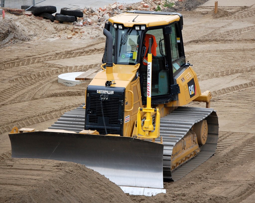 Eine CAT Typ D6K LGP Raupe von der Fa. STRABAG am 25.06.08 Berlin-Moabit. 