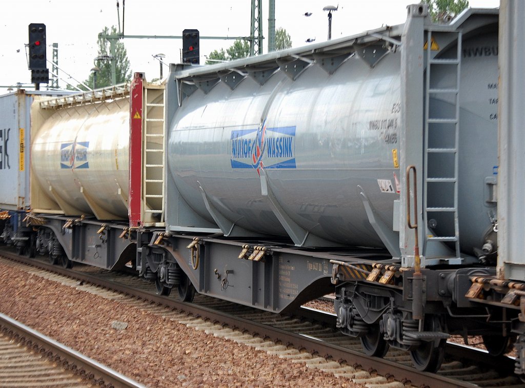 Eine Containertragwageneinheit vom Typ Sggmrss 90 beladen mit zwei gro�en Tankcontainern (NJHOF WASSINK) eingestellt mit der Nr. 37 RIV 80 D-ERR 4961 864-8, 12.08.10 Bhf. Flughafen Berlin-Sch�nefeld.