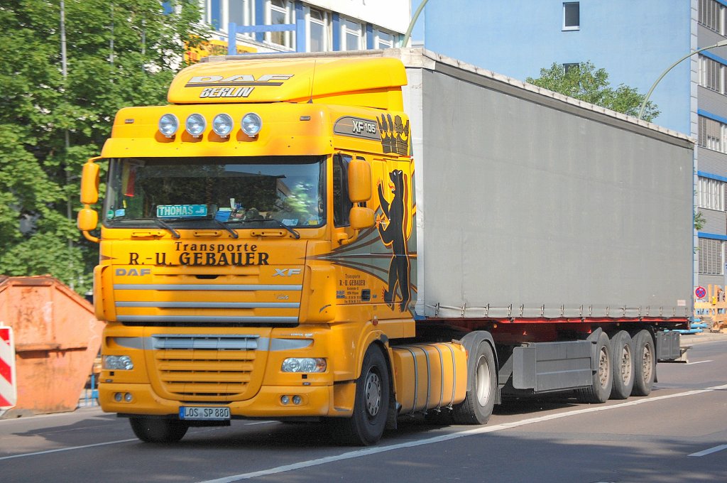 Eine DAF XF 105.450 Zugmaschine mit Auflieger der Sped. Transporte R.-U. GEBAUER, 19.05.11 Berlin-Pankow.