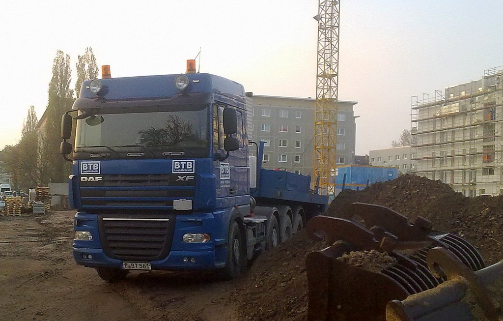Eine DAF XF Schwerlastzugmaschine mit Tiefladebr�ckenauflieger der Fa. BTB Logistik GmbH als Begleitfahrzeug eines LIEBHERR Fahrzeugkrans der Fa. BTB, 12.11.12 Berlin-Pankow.