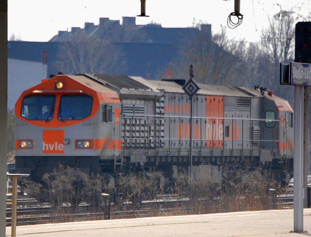 Eine der drei Orange Tiger V330.? (Bj.2004) bei der Durchfahrt im Bhf. Berlin-Lichtenberg, 30.03.10