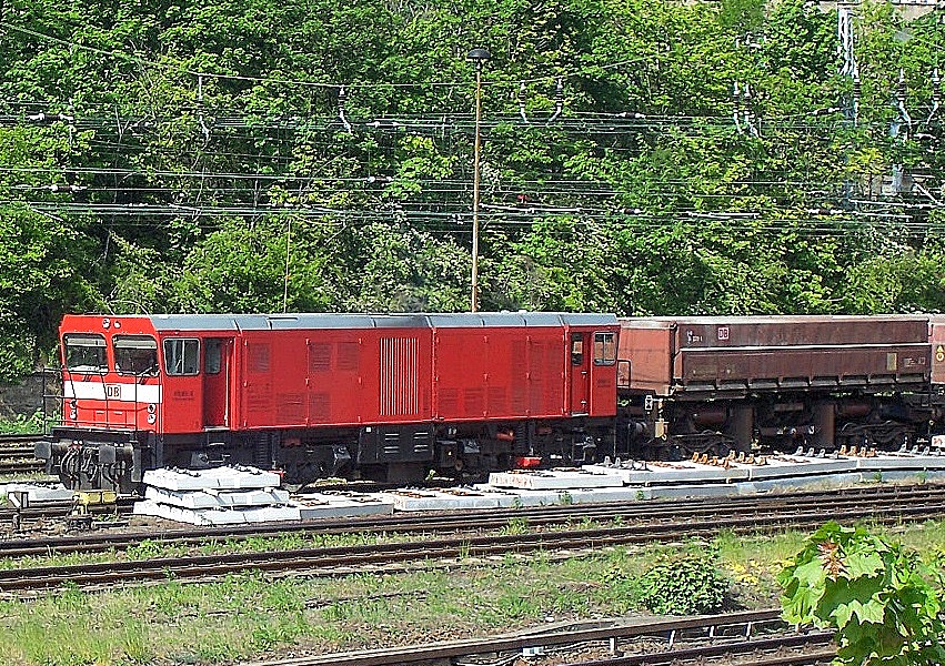 Eine echte Rarit�t waren die zwei Mehrsystemlokomotiven vom Typ Gmeinder E/DE, einst f�r die BVG (Berliner Verkehrsbetriebe) gebaut f�r Tunnel�berf�hrungen von S-Bahnfahrzeugen, dann Umwandlung in die S-Bahn Berlin GmbH und dadurch dann zur DB gelangt. Da eine schon bald ausgemustert wurde und die andere kaputt ging, wurde zuletzt die als 478 602-6 (Kaeble-Gmeinder/Siemens Bj.1989) gef�hrte Lok nicht nur f�r die S-Bahn genutzt sondern auch bei der DB eingesetzt in Sonderdiensten, zeitweise sogar im Bahngleisbau in Berlin. Hier mit DB Sch�ttgutkippwagen N�he Bhf. Berlin-Lichtenberg im Sommer 2008.  