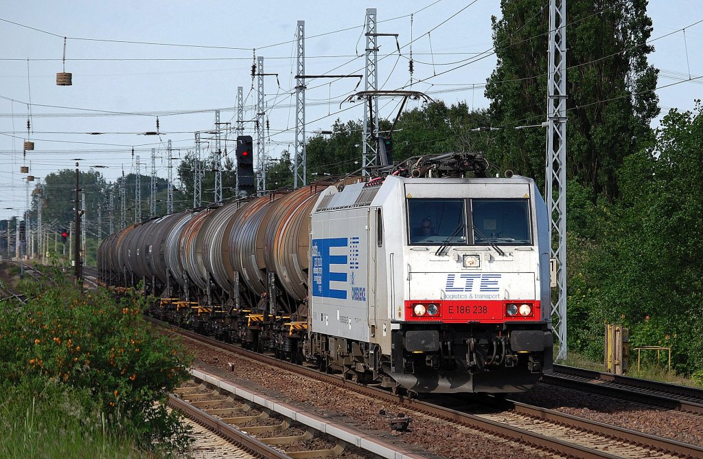 Eine echte �berraschung vor Ort, diese an LTE Slovakia vermietete Lok E 186 238 (91 80 6186 238-2 D-LTE) mit Kesselwagenzug am 04.06.13 Berlin karow Richtung Innenstdt. 
