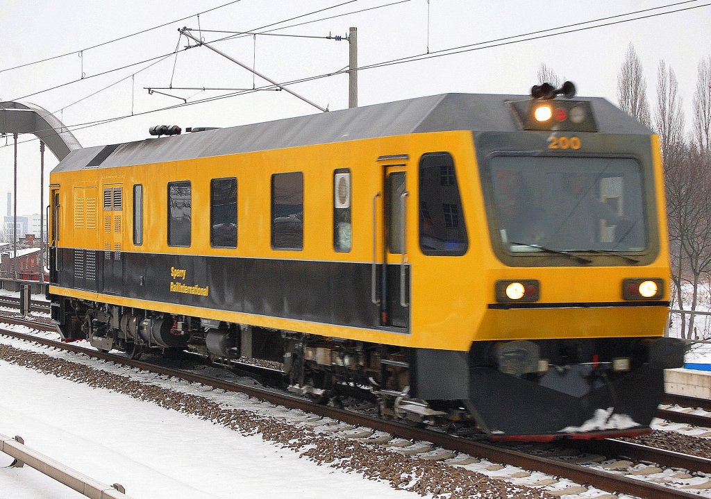 Eine ganz spezielle Art von Bahndienstfahrzeugen wird von der spezialisierten Fa. Pethoplan aus Berlin bundesweit eingesetzt, es werden verschiedene Fahrzeuge zur Schienenpr�fung per Ultaschall eingesetzt. Hier ist das vom amerikanischen Hersteller Sperry Rail Service produziert Ultraschienenpr�ffahrzeug/zug SRS 200 (97 86 12 501 10-3) im Winter im Einsatz, 21.01.10 Berlin-Pankow.