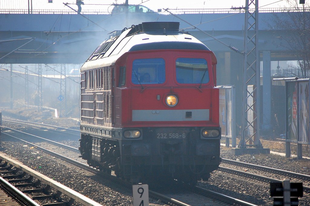 Eine Gegenlichtaufnahme bei einer Ludmilla hat durchaus ihren Reiz, hier kommt 232 568-6 Richtung Berlin Greifswalder Str. gefahren, 01.03.11 Berlin Landsberger Allee. 