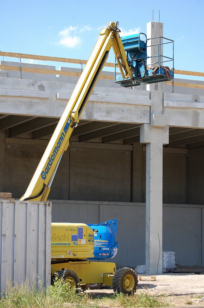 Eine Genie Typ? Teleskoparbeitsb�hne der Leasingfirma Gardemann, 16.08.09 Gro�baustelle Berlin Ostkreuz. 