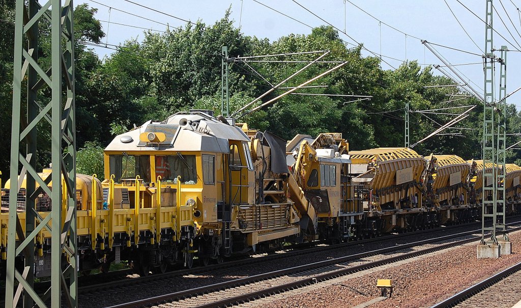 Eine Gleisschotterreinigungsmaschine von P&T Typ RM 80/92 der Fa. EIFFAGE RAIL und mehere Materialf�rder- und Siloeinheiten in einem Gleisbaumschinenzug am 24.07.13 Berliner Innenring H�he Berlin Jungfernheide.