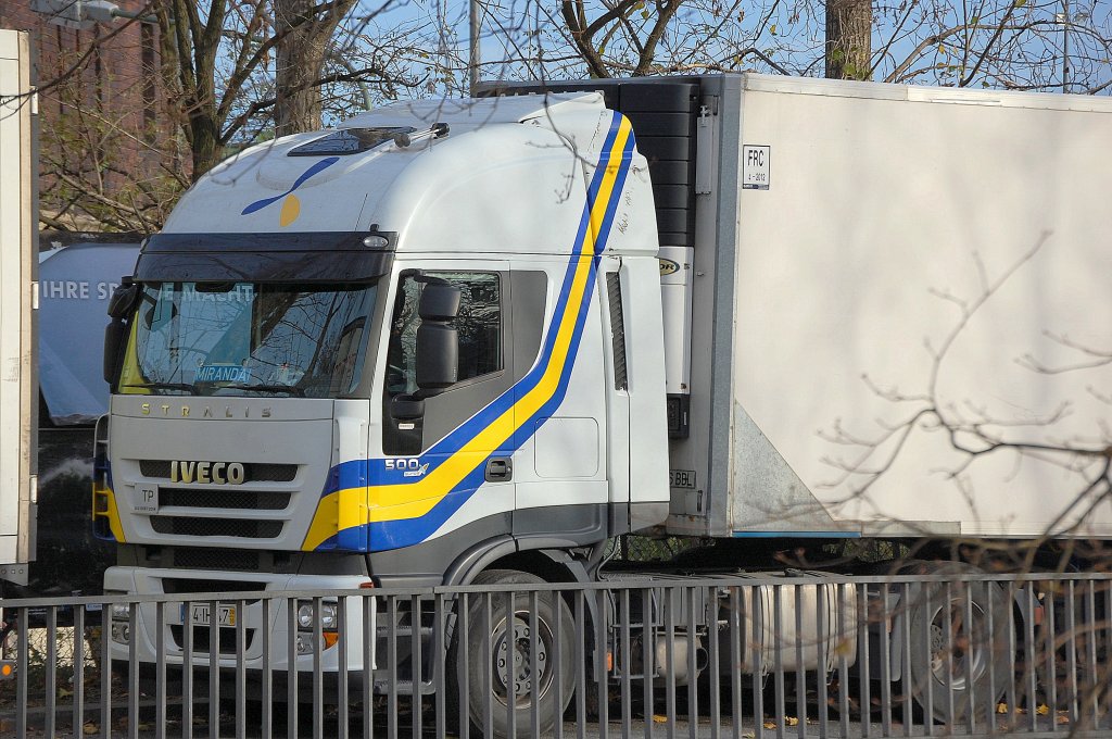 Eine IVECO STRALIS 500 EURO 5 Zugmaschine mit Auflieger aus Spanien, 15.11.10 N�he Berlin Westhafen. 