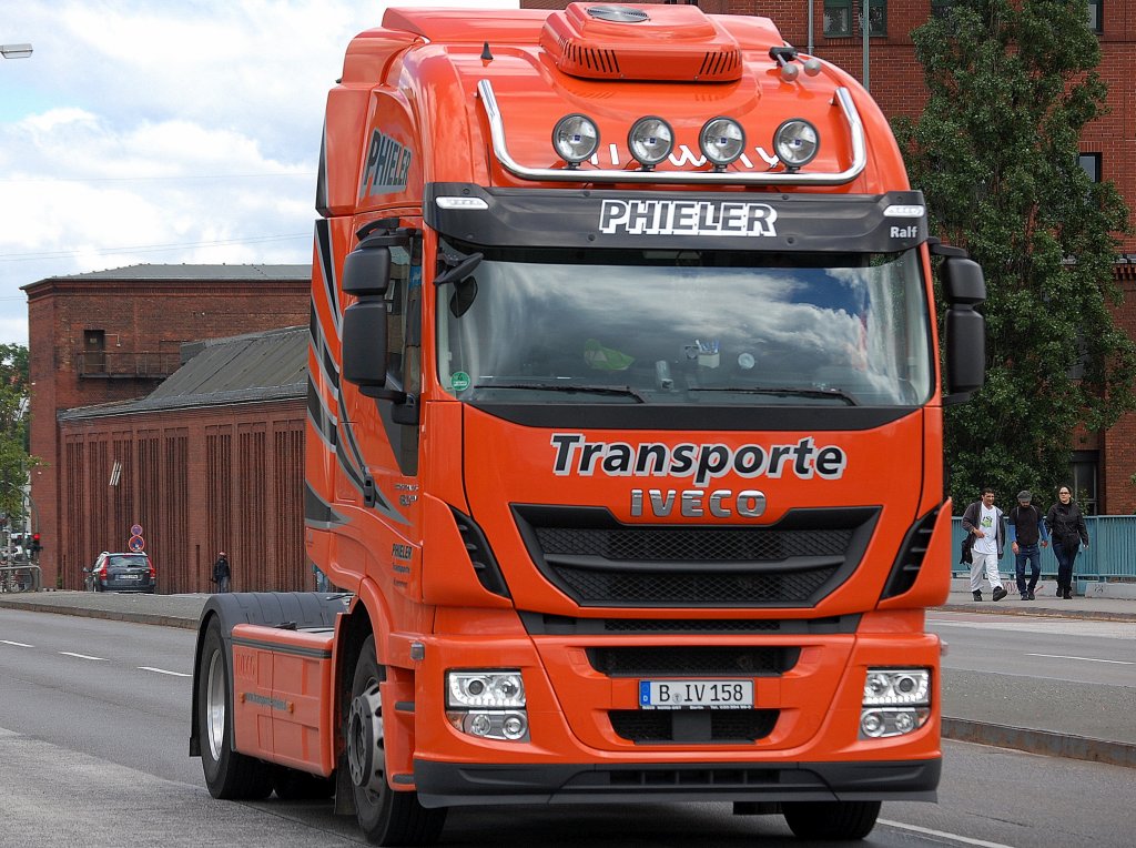 Eine IVECO Zugmaschine mit 450 PS der Sped. PHIELER TRANSPORTE, 27.05.13 Berlin-Putlitzbr�cke.