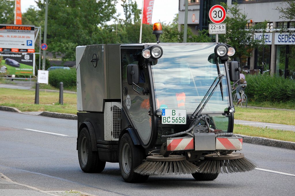 Eine JUNGOJET 3500 Kehrmaschine, 27.06.13 Berlin-Pankow.