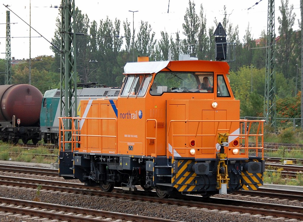 Eine kleine G400B (9880 3352 103-D-KIEL, VSFT Bj.2003) Diesellok der Fa. northrail fuhr heute Morgen am Gbf. Berlin-Moabit vorbei Richtung Berlin-Spandau 01.09.10