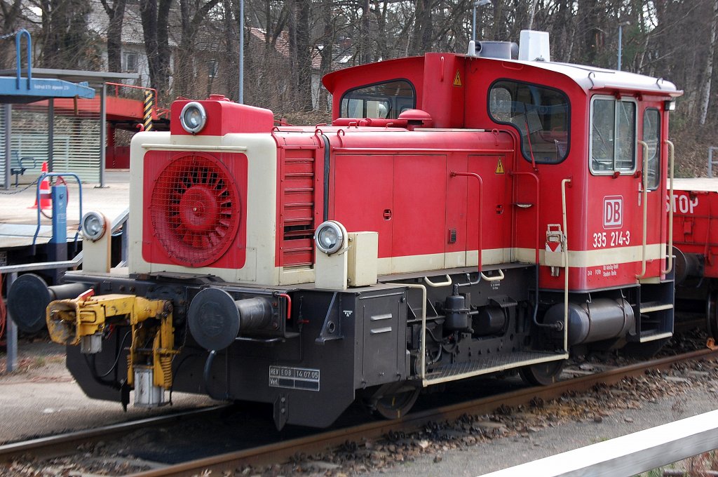 Eine K�f III der DB AutoZug GmbH an der Verldestelle Berlin-Wannsee, es ist die 335 214-3, am 03.04.10  