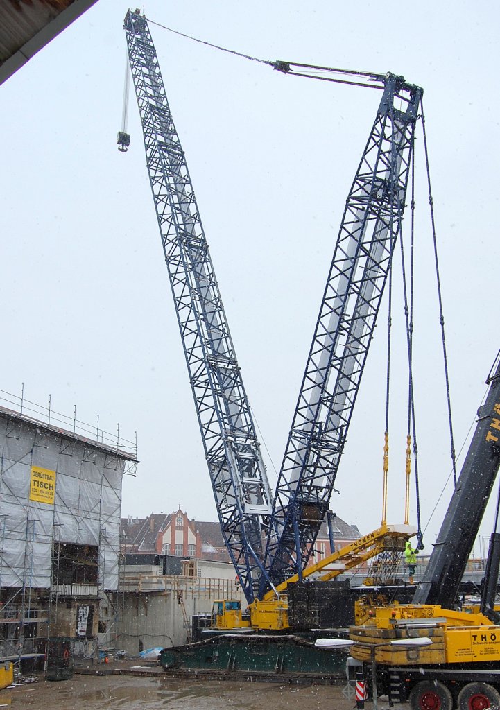 Eine logistische Meisterleistung wird es allemal ein gewaltig schweres Teilst�ck (bereits zusammengenaut linksseitig oberhalb der Bahnb�schung) anzuheben nach rechts zu schwenken und dann auf Spezialunterlegmatten auf dem Untergrund auch noch auf den Raupen nach rechts zu transportieren, die Motorleistung des LIEBHERR LR 1750 betr�gt �brigens 400 kW/544 PS, ich bin mal gespannt, 26.11.10 Berlin-Ostkreuz.