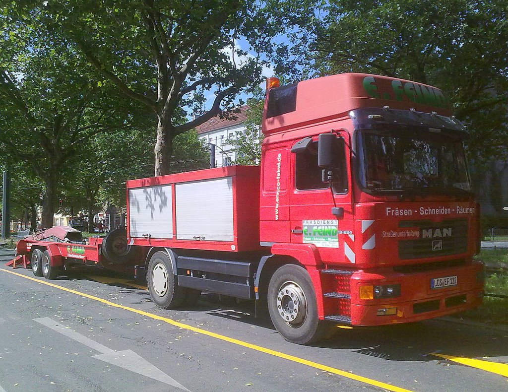 Eine MAN 18.284 Zugamschine mit H�nger der Fa. E.FEIND (Asphaltfr�sen) am 01.07.11 Berlin-Pankow.