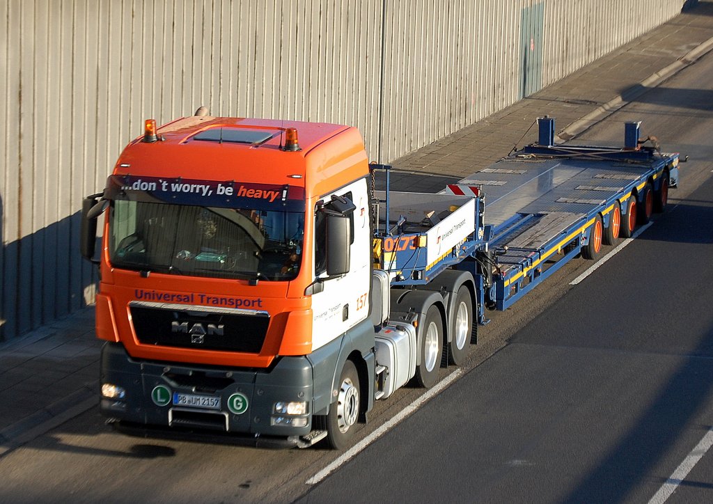 Eine MAN Schwerlastmaschine mit Ladebr�ckenauflieger der Fa. Universal Transport, 31.08.10 Berliner Stadtautobahn H�he Knobelsdorffstr.