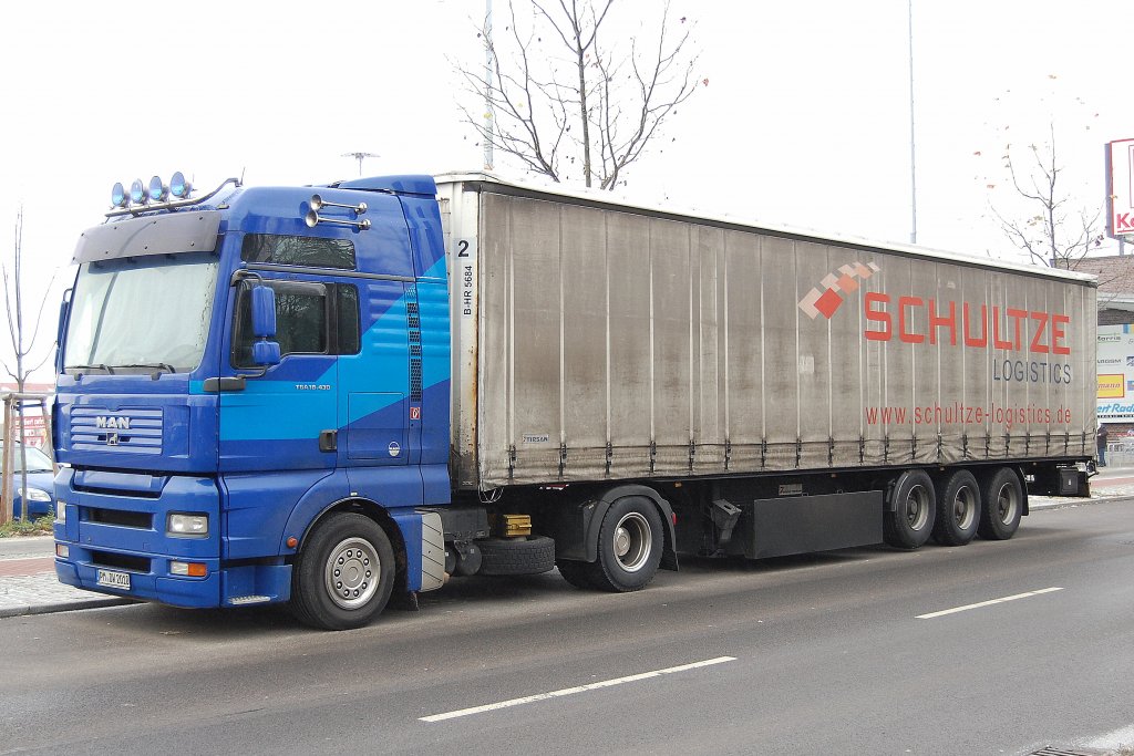 Eine MAN TGA 18.430 Zugmaschine mit Auflieger der Fa. SCHULTZE LOGISTICS, 27.11.10 Berlin Lichtenberg.