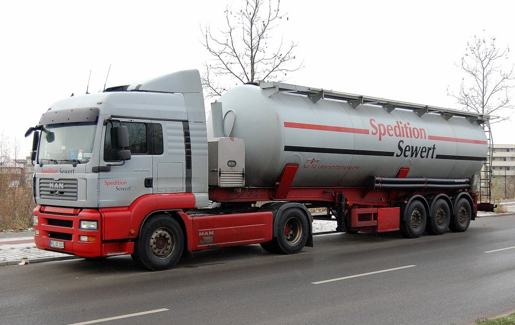 Eine MAN TGA 18.440 Zugmaschine mit Siloauflieger f�r Lebensmitteltransporte der Fa. Sped. Sewert, 27.11.10 Berlin-Lichtenberg. 