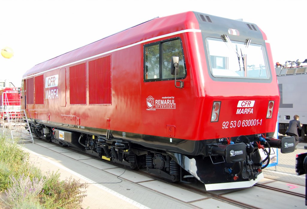 Eine modernisierte Diesellok aus Rum�nien vom Typ Carpathia 2300 DA-M der CFR MARFA mit der Nr. 92 53 0 630001-1, 23.09.10 InnoTrans 2010