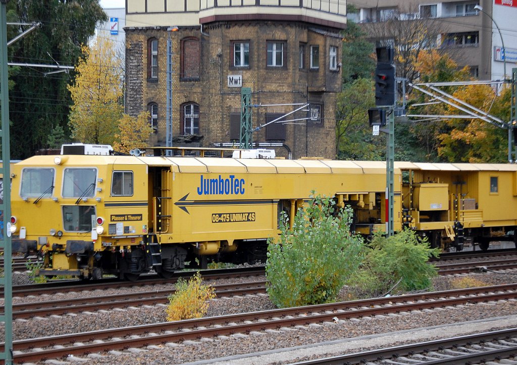 Eine P&T Gleisstopfmaschine Typ 08-475 UNIMAT 4S der Fa. JumboTec unterwegs Richtung Berlin-Wedding, 28.10.10 Berlin-Beusselstr. 