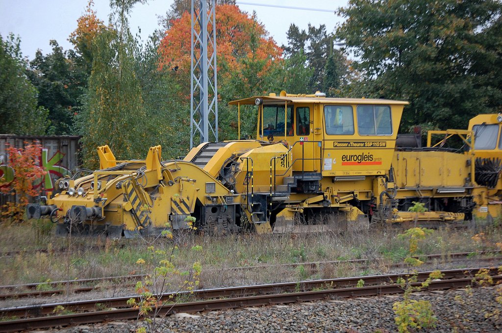 Eine P&T Schnellschotterplaniermaschine SSP 110 SW der Fa. eurogleis GmbH, 11.10.10 Berlin-Blankenburg. 