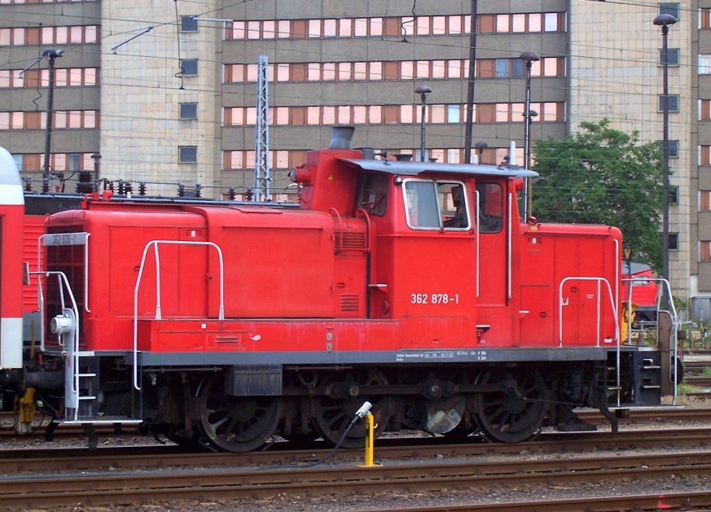 Eine von einer Reihe in Berlin-Lichtenberg t�tigen Rangierlokomotiven, der BR 362 + 363 ist 362 878-1, Sommer 2007 Bhf. Berlin-Lichtenberg.  