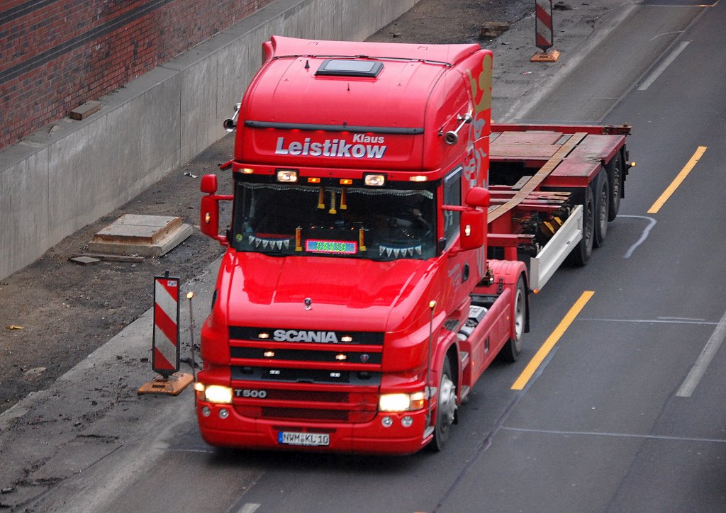Eine SCANIA Hauber T500 Zugmaschine der Fa.Klaus Leistikow mit unbeladenem Containertr�gerauflieger, 21.01.11 Berliner Stadtautobahn H�he Spandauer Damm Br�cke.
