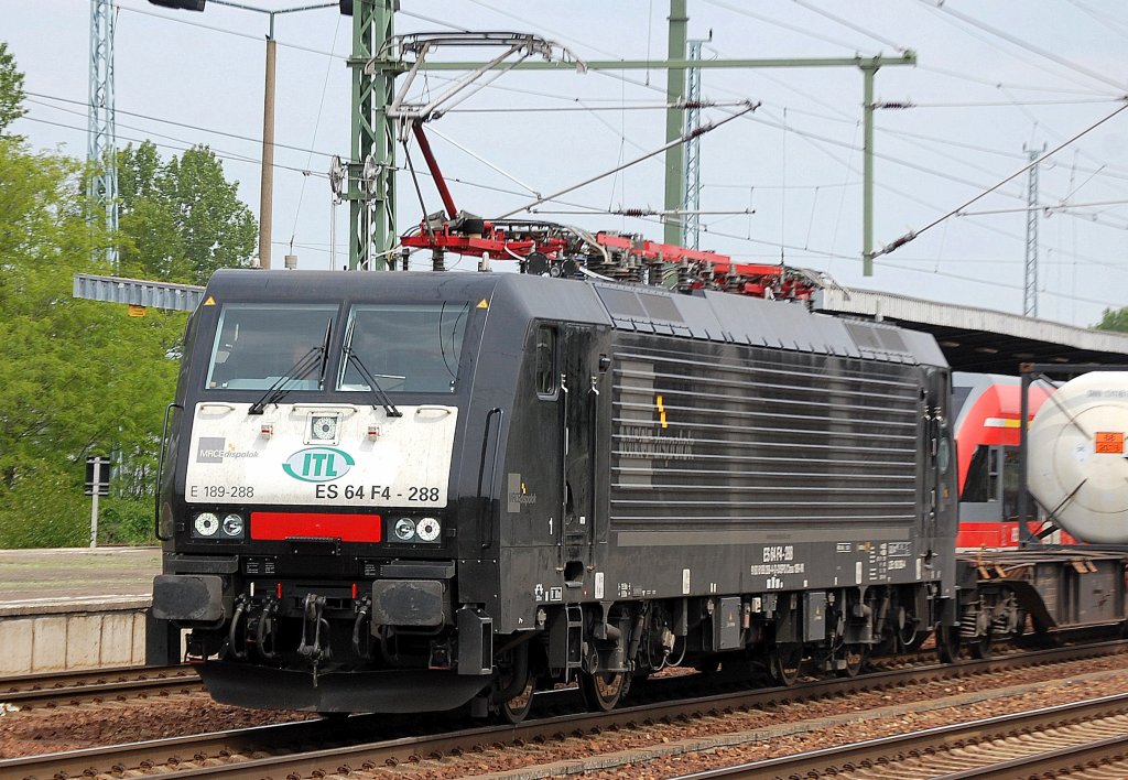 Eine von den sehr neuen MRCE-Dispoloks, E 198-288 / Es 64 F4-288 (91 80 6189 288-4 D-DISPO, Bj.2009) ist an ITL verliehen, hier mit Containerzug am 29.05.10 ber der Durchfahrt Bhf Flughafen Berlin-Sch�nefeld.  