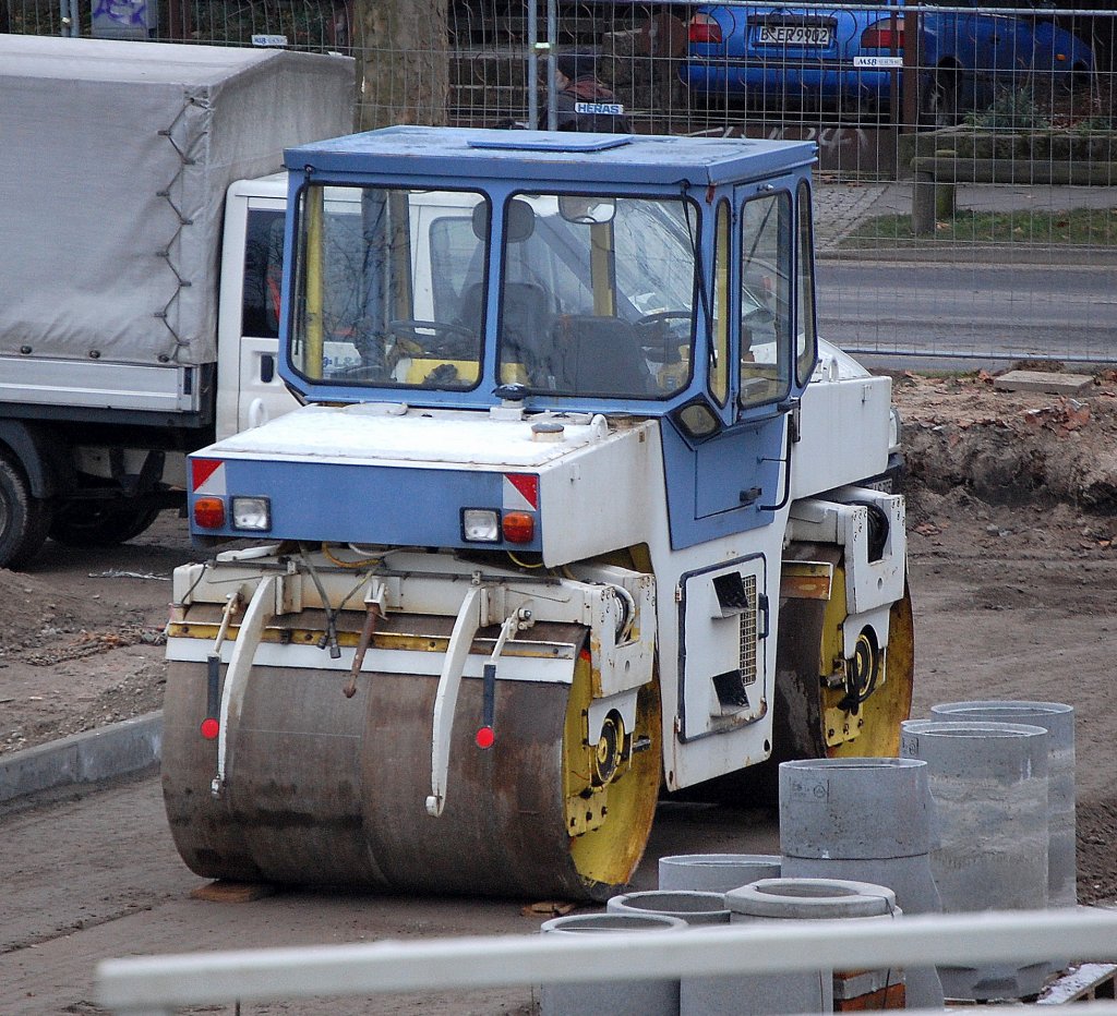 Eine Tandemwalze �lterer bauart von HAMM Typ? bei Bauarbeiten neben dem S-Bhf. BerlinKarow am 14.12.09