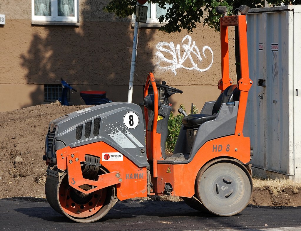 Eine Tandemwalze der Fa. THEISEN, eine HAMM HD 8 bei den Arbeiten an den Stra�enbahngleisen Berliner Str. Berlin-Pankow, 19.07.10
