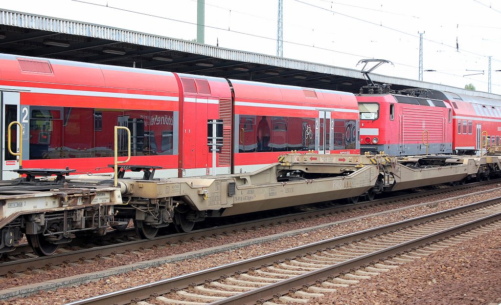 Eine Taschenwagen-Doppeleinheit vom Typ Sdggmrss (S139) eingestellt in den Niederlanden mit der Nr. 37 TEN-RIV 84 NL-AAEC 4992 066-9, 12.08.10 Bhf. Flughafen Berlin-Sch�nefeld.
