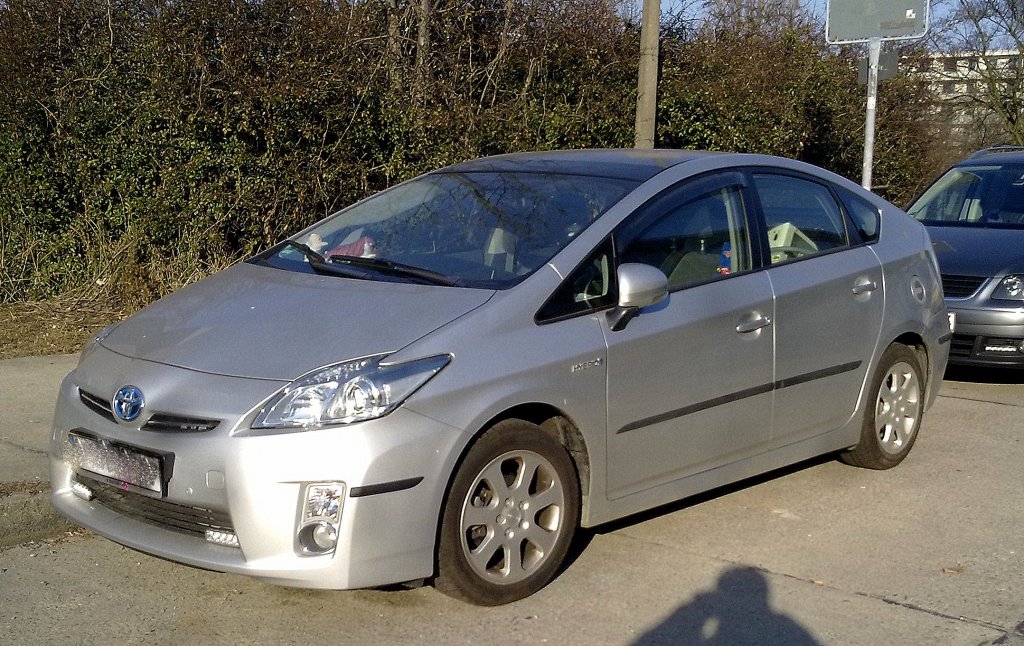Eine �beraus imposante Form hat der Toyota Prius 1.5 16V Hybrid bekannterweise, die 3.Version der Prius ZVW30 wird seit 2009 produziert und gl�nzt mit seinen niedrigen Verbrauchswerten, 02.03.11 Berlin-Pankow.  