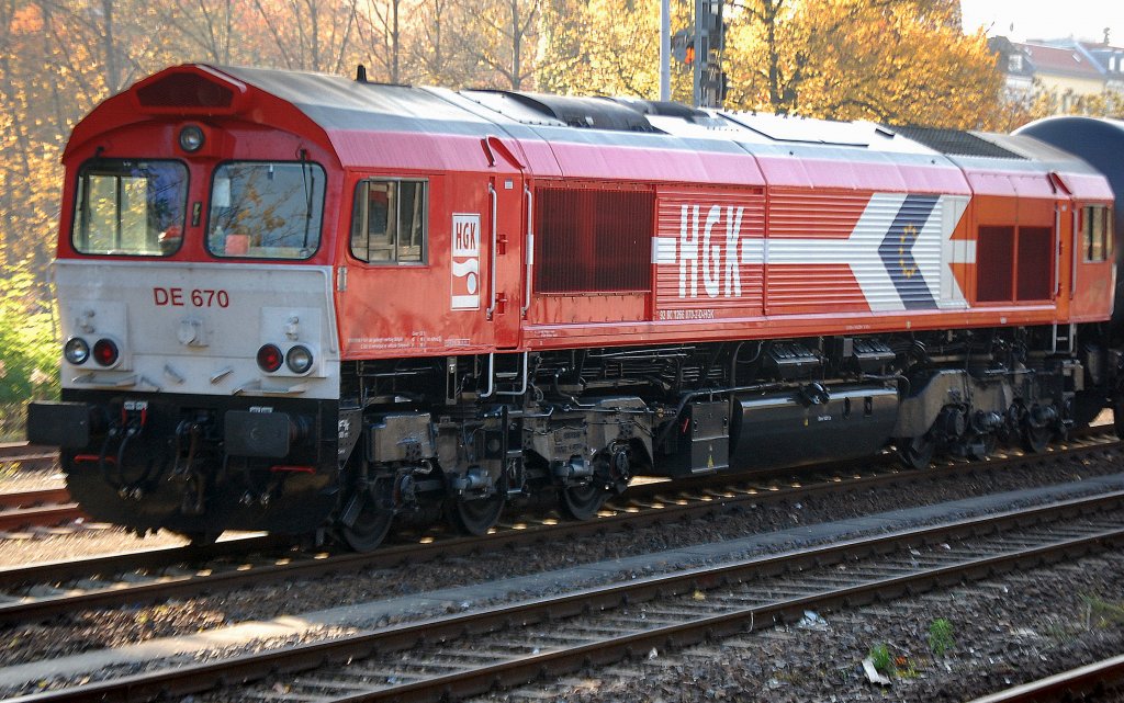 Eine �berraschung war die am 01.11.11 mit einem langen Kesselwagenzug zur Mittagszeit am Gbf. Berlin-Neuk�lln stehende abfahrbereite HGK Lok DE 670 (92 80 1266 070-2-D-HGK) in neuem Glanz/Lack. Denn wenn dort �berhaupt mal G�terz�ge ankommen bzw. abfahren dann meist ganz fr�h am Morgen oder sogar Nachts mit Containern oder M�llcontainern. 